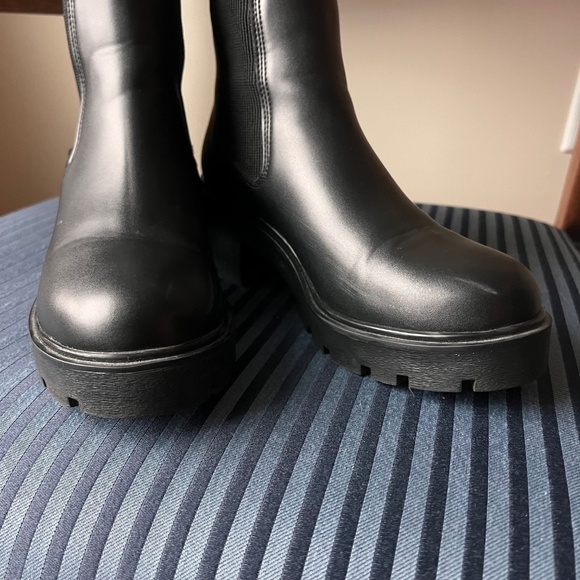 Steve Madden Honored Chelsea Bootie in Black - Picture 4 of 8